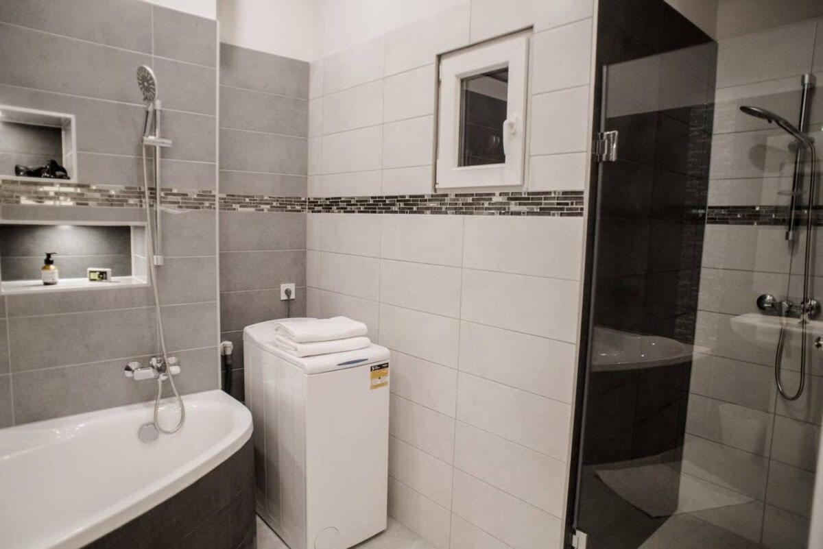 New Luxury Apartment In The Center With A/C Budapest Exteriör bild