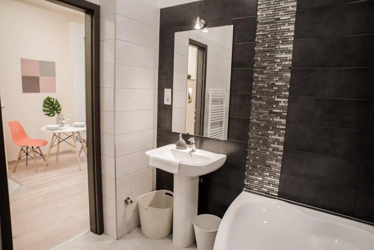 New Luxury Apartment In The Center With A/C Budapest Exteriör bild